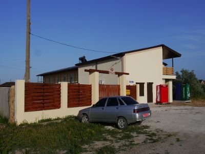 Въезд в пансионат с дороги.