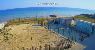 Дети купаются в конце сентября