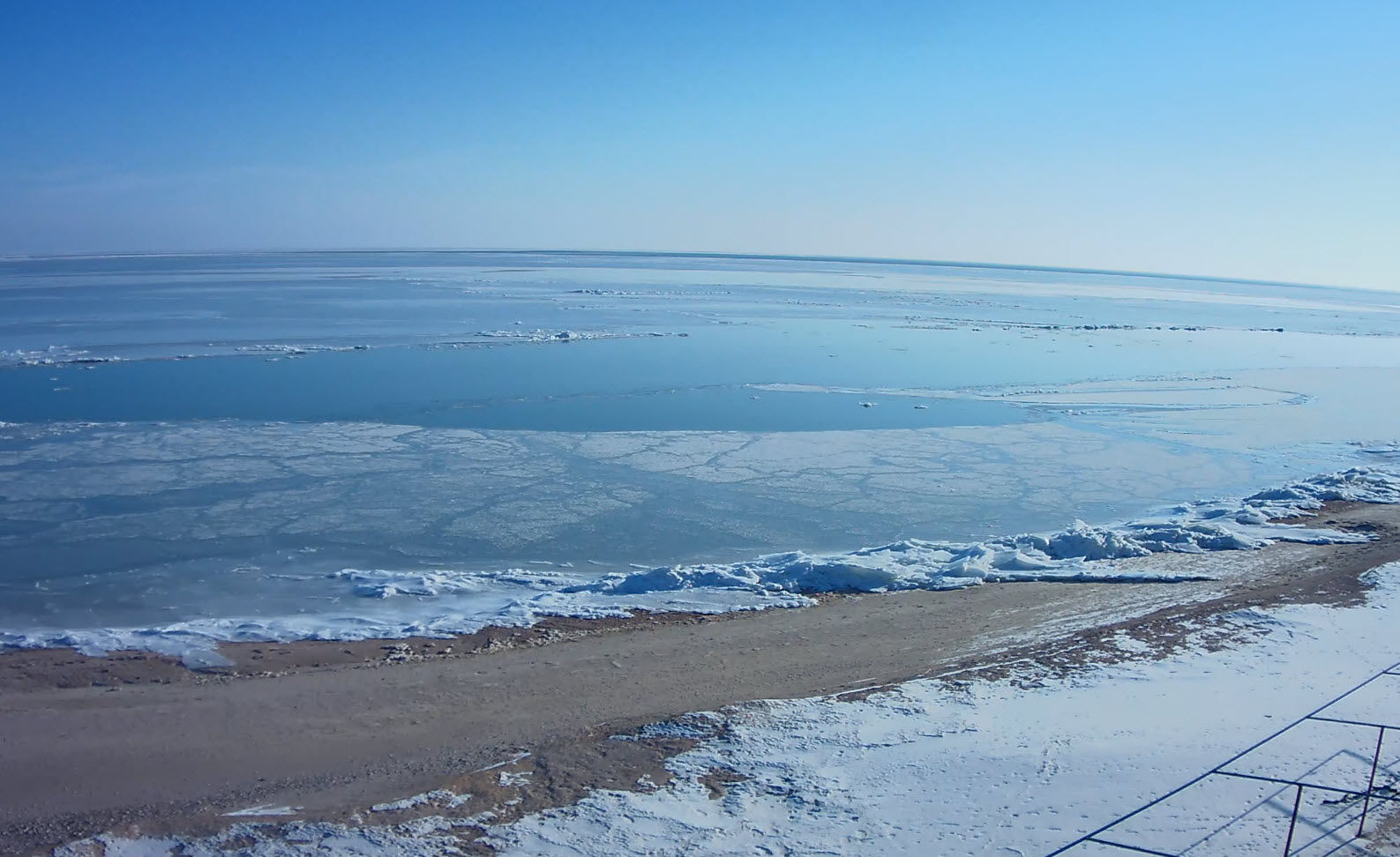 Море зимой замерзает