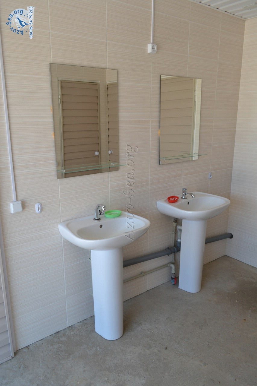 Туалет и душ. База отдыха Тихая Пристань. Степановка Первая.