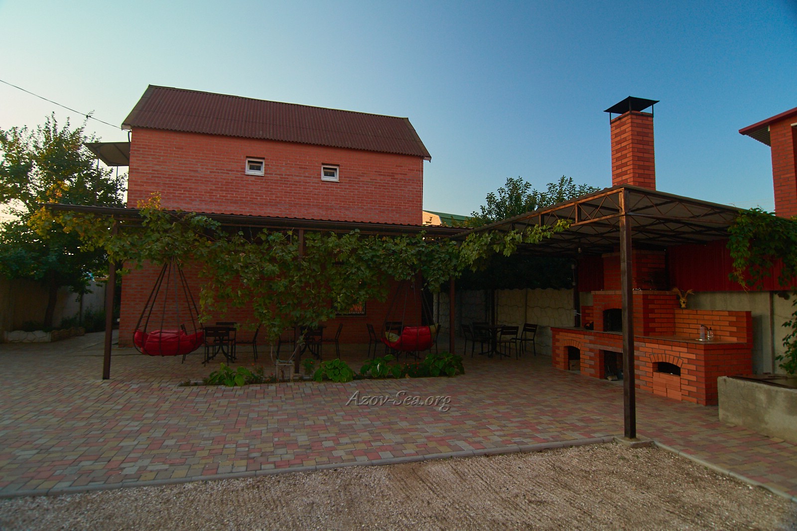 Просторный дворик. Пансионат Марсель. Отдых на Азовском море.